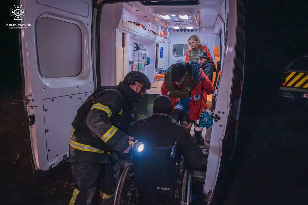 Співробітники МНС несуть людину до карети швидкої допомоги на місці російського військового удару на тлі нападу Росії на Україну, м. Селидове, Донецька область, Україна, 14 лютого 2024 року